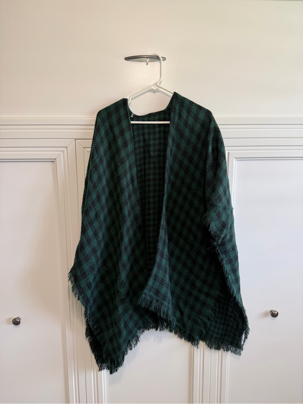 ANDREE BY UNIT Green and Black Plaid Fringe Shawl